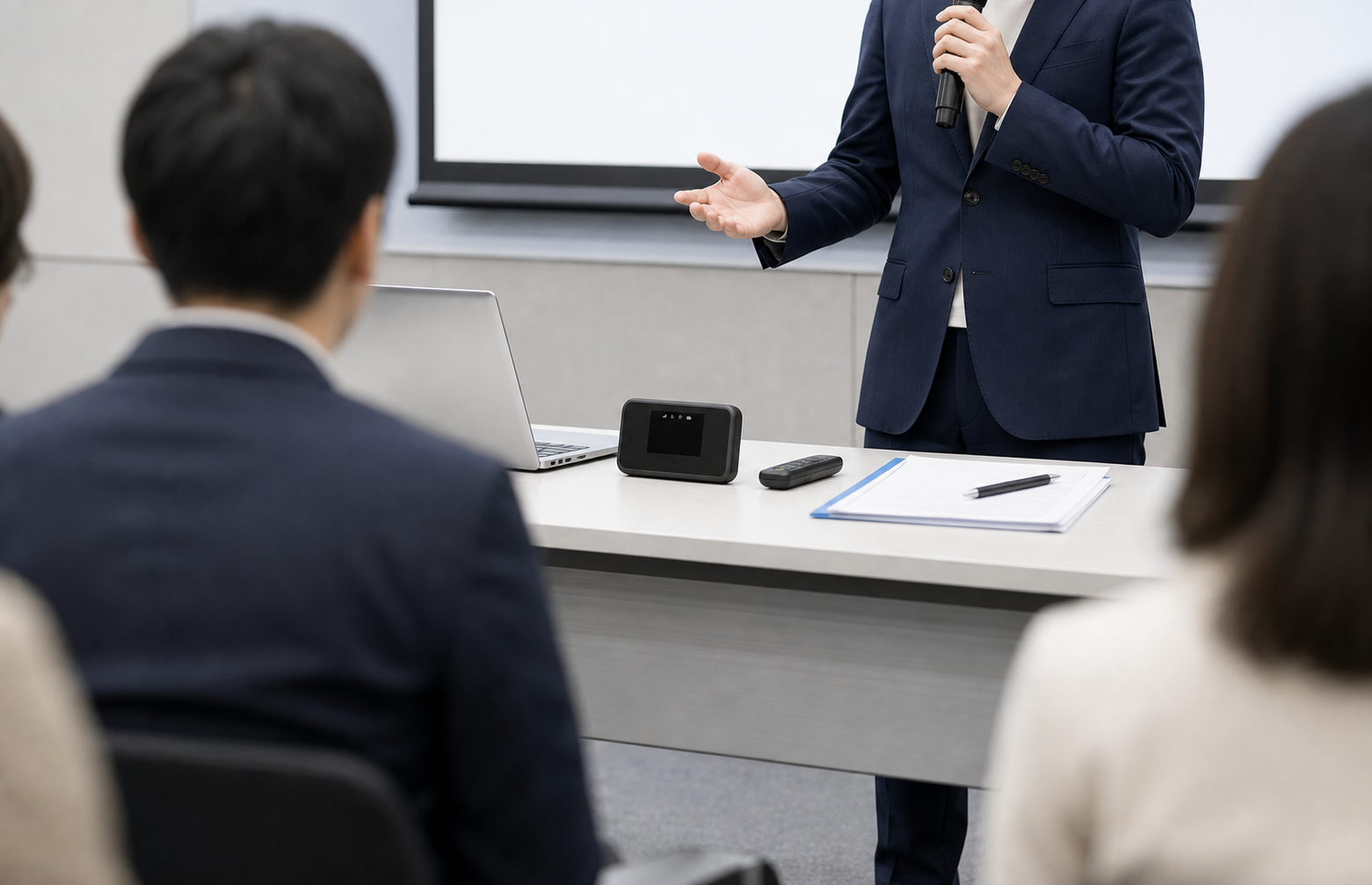 受講者側から見た講師席でモバイルWi-Fiを使いセミナーの通信環境を用意する様子